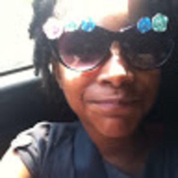 Meet your Posher, Calyse - Picture 1 of 1